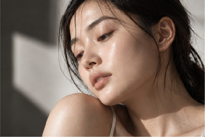 やわらかな光の中で目を伏せる女性のポートレート